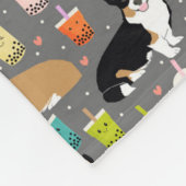 コーギーの泡茶-三および赤いコーギー-灰色 フリースブランケット (角)