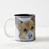 コーギーの雪の鼻 ツートーンマグカップ (左)