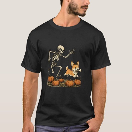 コーギーを追いかけるスカル おもしろいハロウィン デザイン Tシャツ (正面)