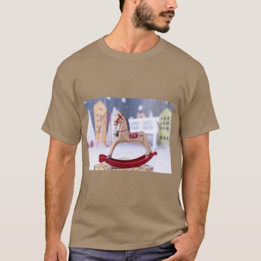 コージーな冬の休日 グラフィック Tシャツ (正面)