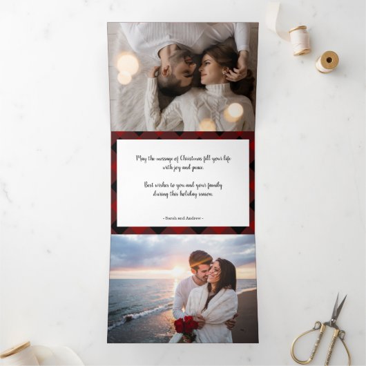 コージーな赤いプレイド数々の写真クリスマス 三つ折りクリスマスカード (内部)