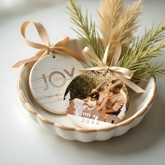 コージーウィンタービレッジウッドグレインホームファミリーフォト セラミックオーナメント