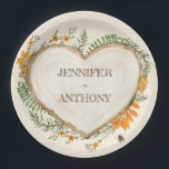 コージーウッドランドコテージコアウッドハート結婚ズ ペーパープレート<br><div class="desc">結婚式の日に完璧な特別touchを追加しパーソナライズされたて、パーティー用品。これらの紙プレートは、緑と紅葉に囲まれた木製のハートのウッドランドスタイルイラストレーションを特徴としている。ハートグラフィックパーソナライズされたは、新郎新婦の名前で準備ができている。</div>