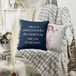 コージークリスマス引用文フォトネイビーブルー クッション<br><div class="desc">コージークリスマス引用文ネイビー青と白文字写真カスタム付き。ことわざと休日の装飾のための心温まることわざ5月あなたのクリスマスは、正面のフォントスタイルにあなたのハートスマイルを作る瞬間お洒落と、背面にあなたの写真で満たされる。好きな引用文をもしパーソナライズできる。</div>