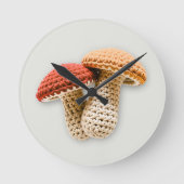 コージーコテージコアクロチェットマッシュルームフェアリーガーデン ラウンド壁時計 (正面)