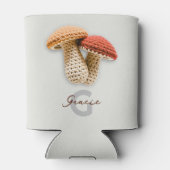 コージーコテージコアクロチェットマッシュルームモノグラム名 缶クーラー (裏面)