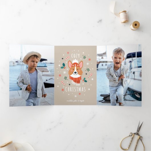 コージーコーギ – クリスマス暖かさ 三つ折りクリスマスカード (内部)