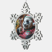 コージーパンダのクリスマスパジャマでホットココアを飲む スノーフレークピューターオーナメント (右)