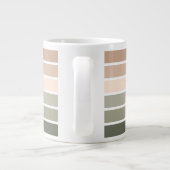 コージーパーソナライズされたニュートラルリトリートボストライプのンボ ジャンボコーヒーマグカップ (裏面)