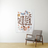 コージーホットココアとファジーソックスデザイン タペストリー (インサイチュ)