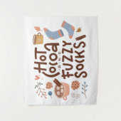 コージーホットココアとファジーソックスデザイン タペストリー (正面)