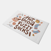 コージーホットココアとファジーソックスデザイン ドアマット (アングル)