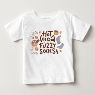 コージーホットココアとファジーソックスデザイン ベビーTシャツ