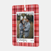 コージー赤と白プレイド生地のファミリーフォト メタルオーナメント (正面左)