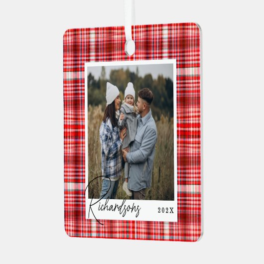 コージー赤と白プレイド生地のファミリーフォト メタルオーナメント (正面左)