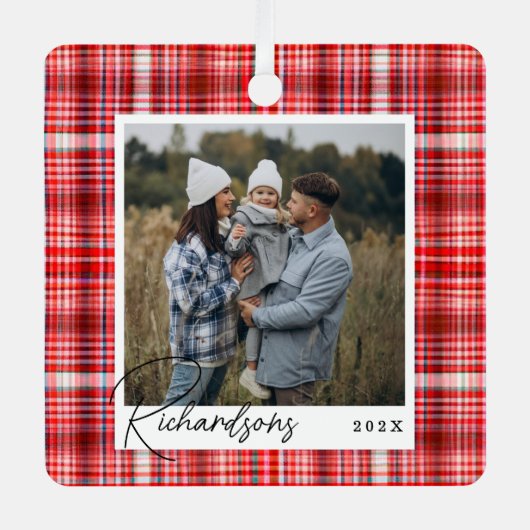 コージー赤と白プレイド生地のファミリーフォト メタルオーナメント (正面)