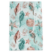 コースタルシック |ティール(緑がかった色)とコーラルリーフパステルパターン ミディアムペーパーバッグ (裏面)