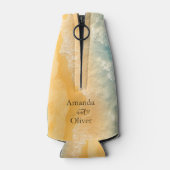 コースタルチックゴールデンサンドターコイズウォーター結婚ズ ボトルクーラー (裏面)