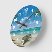 コースタルトロピカルビーチハウスファミリー名 ラウンド壁時計 (傾斜)