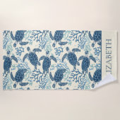 コースタルブルーとクリームウミガメパーソナライズされた ビーチタオル (正面)