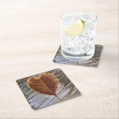 コースターは波打った水の中で葉のハートを割った スクエアペーパーコースター (インサイチュ)