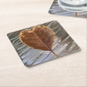 コースターは波打った水の中で葉のハートを割った スクエアペーパーコースター (アングル)