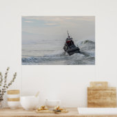 コーストガードクルーがハイサーフで列車 ポスター (キッチン)