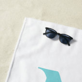 コーストブルーモダンティール(緑がかった色)ホワイトモノグラム ビーチタオル (インサイチュ)