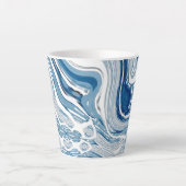 コースト航海のビーチ波水色の青い渦巻き カフェラテマグ (正面)