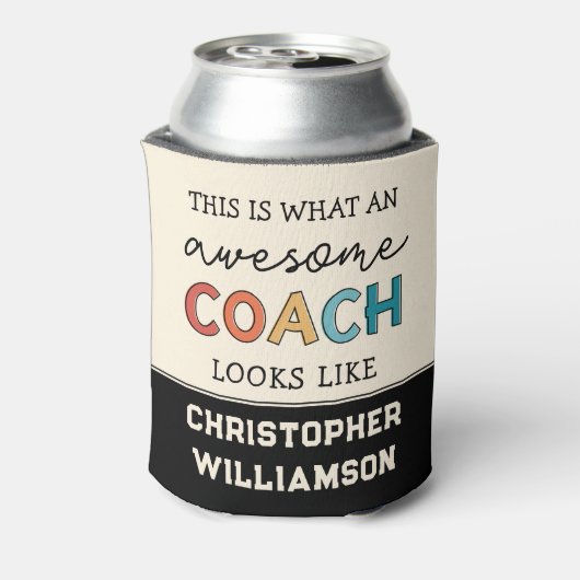 コーチおもしろい素晴らしー |最高のパーソナライズされたコーチ 缶クーラー (缶裏面)