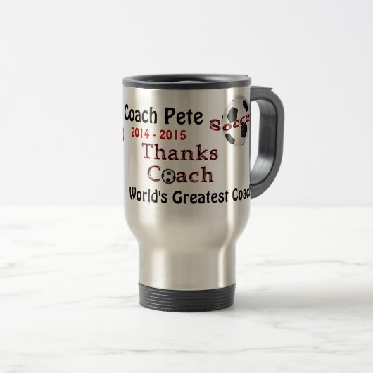コーチの名前、年、あなたの文字のサッカーのコーチのマグ トラベルマグ (正面右)