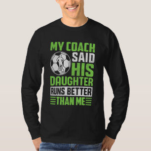 コーチの娘よ走り私のサッカーのフットバ Tシャツ