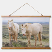 コーディのプリアールで暴れ回る野馬 吊り下げ型タペストリー (正面)