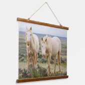 コーディのプリアールで暴れ回る野馬 吊り下げ型タペストリー (傾斜あり)