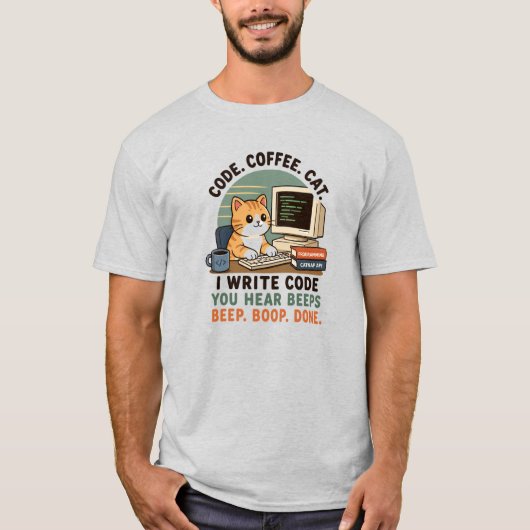 コーディング中の猫とコーヒー プログラマーユーモアイラスト Tシャツ (正面)