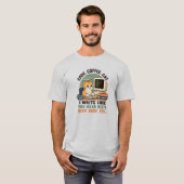 コーディング中の猫とコーヒー プログラマーユーモアイラスト Tシャツ (正面フル)