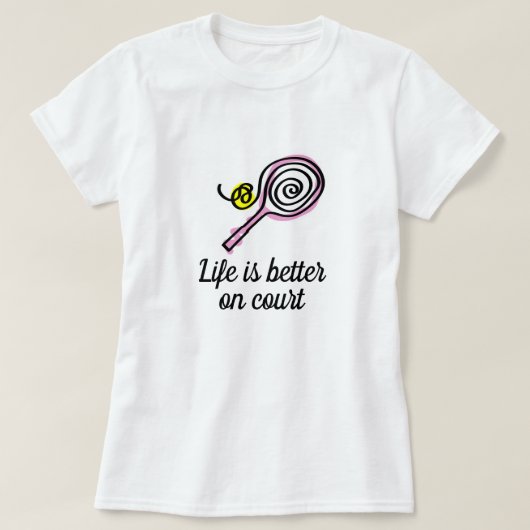 コートかわいいピンクの女性のテニスTで人生が良い Tシャツ (デザイン正面)