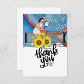 コートでテニスをする女性プレーヤー サンキューカード (正面/裏面)