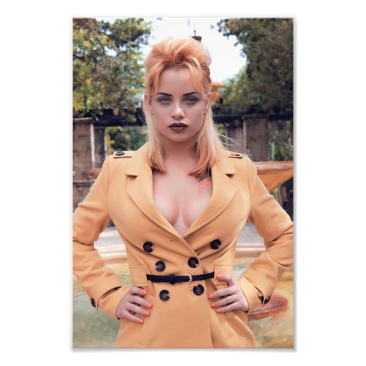 コートの上にライトブラウンを着た美しいブロンドの少女 フォトプリント            (正面)