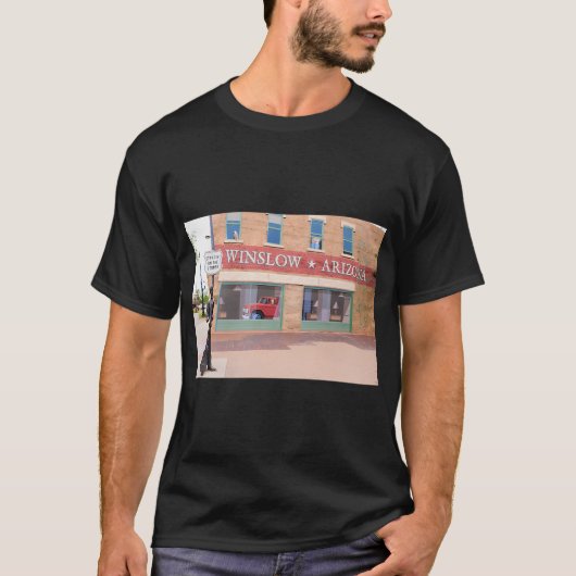 コーナーに立ちながら Tシャツ (正面)