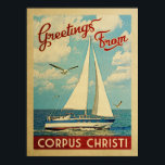 コーパスクリスティセーロートヴィンテージトラベルテキサス州 ポスター<br><div class="desc">コーパスからの挨拶Christiテキサス州ヴィンテージ旅行航海のデザインは、海の上を帆走するボートをシーグルと豪華でパフィーの白い雲で満ちた青い空を特徴としている。</div>