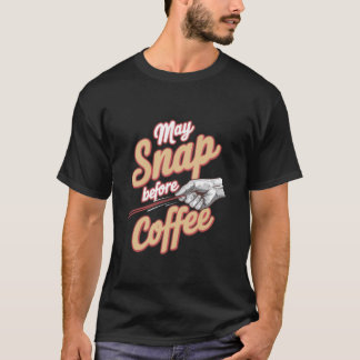 コーヒおもしろいーの飲み物がコーヒーの前にパチンと音を立てることがある Tシャツ