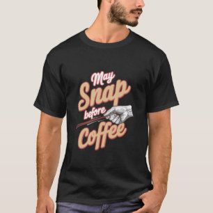 コーヒおもしろいーの飲み物がコーヒーの前にパチンと音を立てることがある Tシャツ