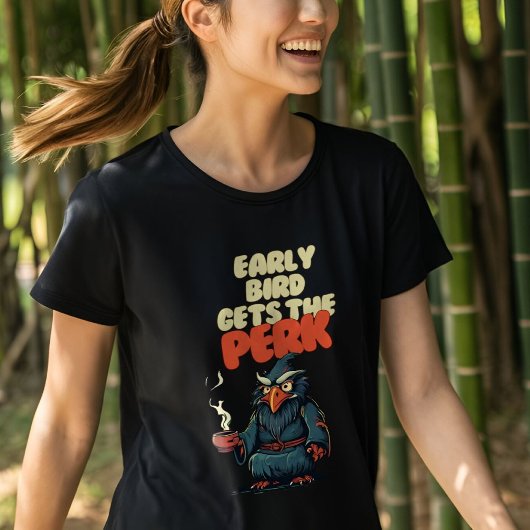 コーヒおもしろいーマグカップを保持するフクロウ Tシャツ