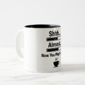 コーヒおもしろいーマグ – シーッ…ほぼ…今お前は ツートーンマグカップ (正面左)