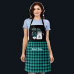 コーヒおもしろいー好き最高のポットブラックティール（緑がかった色）グリーンプレイド エプロン<br><div class="desc">エプおもしろいロカッコいいンで料理のおもしろいを増やす。料理パーソナライズされた、ベーキング、キッチンで新しいレシピを試みる家族や友人のためのギフト。カスタマイズ大事な行事に合った文言。[デザインツール]を使用して、フォントの種類、フォントの色、およびフォントのサイズをさらに変更できる。</div>