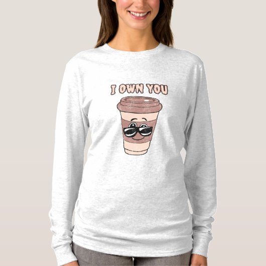 コーヒおもしろいー好き私がTシャツを持っている Tシャツ (正面)