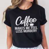 コーヒおもしろいーTシャツ、コーヒーは私を少し殺感じ村化させる Tシャツ