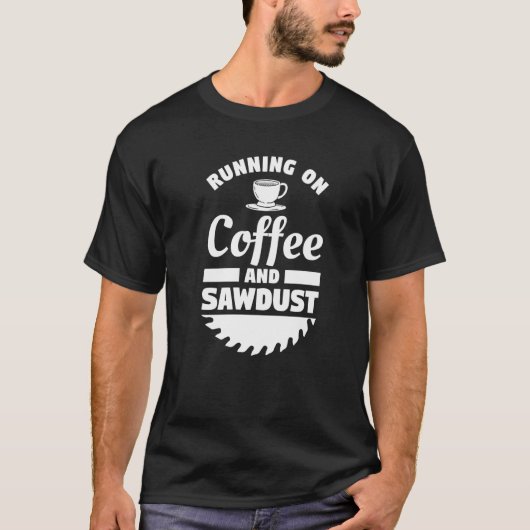 コーヒランニングーと鋸屑の木工の上の Tシャツ (正面)