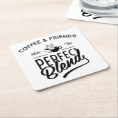 コーヒーおよび友人は完全なブレンドを作ります スクエアペーパーコースター (アングル)